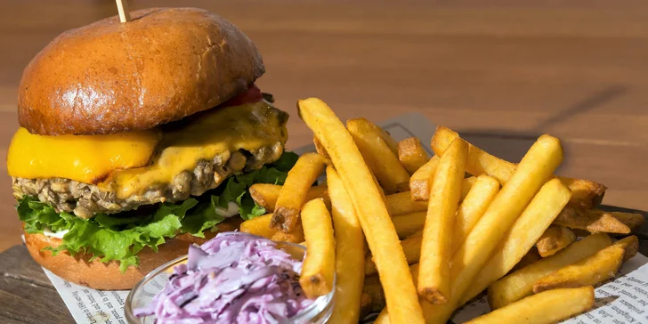 Vyberte si ze šestice burgerů, ke všem se podávají i hranolky. 