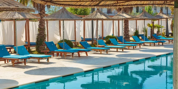 Přímo u hotelu je parádní venkovní bazén, který můžete využívat neomezeně.