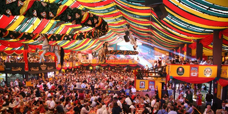 Celodenní zájezd na Oktoberfest 2012. Doprava tam i zpět, 1/2 pečeného kuřete, dva tupláky piva, sezení ve stanu s hudbou i český delegát!