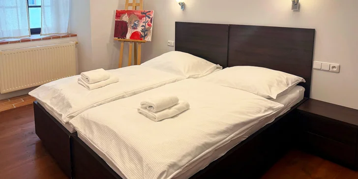 Pobyt v apartmánoch pri Vltave v Českém Krumlove: fľaša vína, zámok 600 m