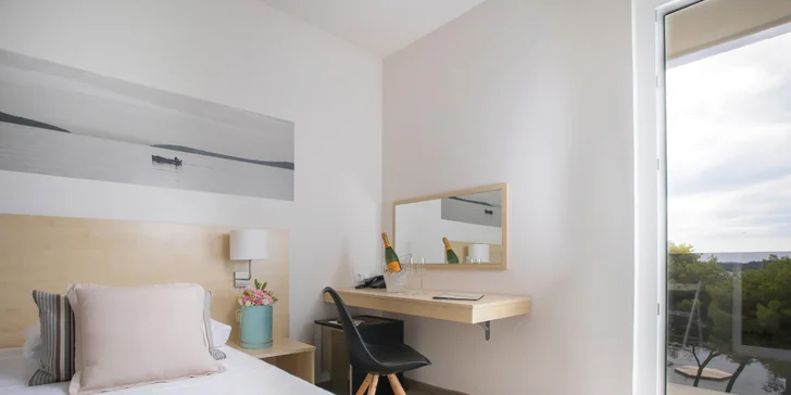 Súčasťou izby je LCD televízia, Wi-Fi, minibar, trezor aj pracovný stôl.