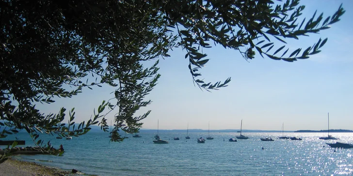 Po vodní hladině to můžete brázdit i na kajaku, vodních lyžích či šlapadle, nemluvě o možnosti vyzkoušet windsurfing. 