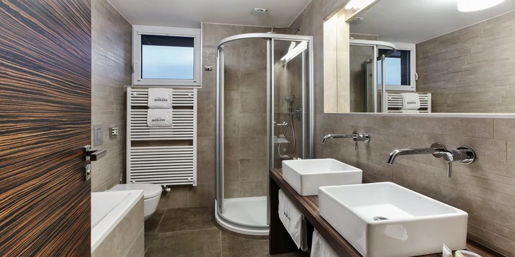 Business pokoje mají koupelnu s hydromasážní vanou.