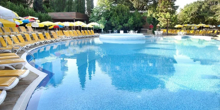 K hotelu patří bazén. 