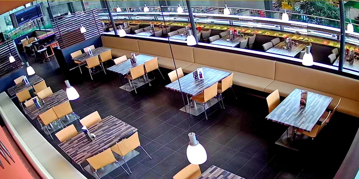 Bar najdete přímo v obchodním centru Orlice park. 