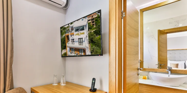 V každém je vlastní koupelna, klimatizace, LCD TV, minibar, Wi‑Fi zdarma a u vybraných variant také balkon s výhledem na moře. 