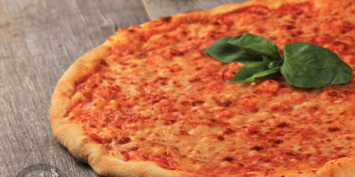 Pizza o průměru 45 cm s možností rozvozu