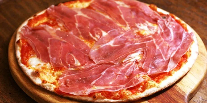 Pizza o průměru 45 cm s možností rozvozu