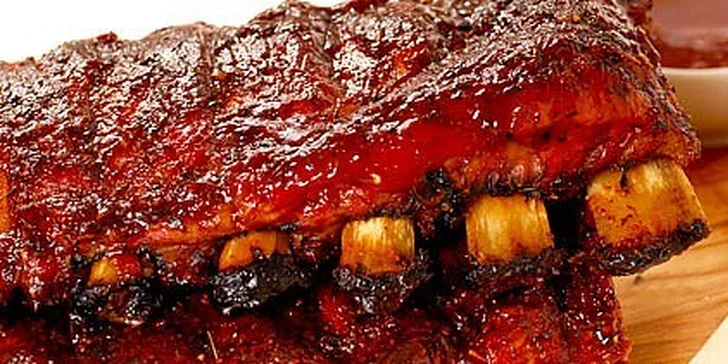 1 kg pečených vepřových žeber na medu a černém pivu