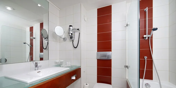 Vybrat si můžete také prostornější apartmán (45 m²), který má navíc oddělený obývací pokoj.