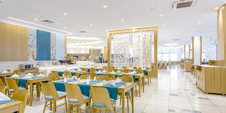 Snídaně, obědy, lehké odpolední občerstvení a večeře se podávají formou bufetu v hlavní restauraci. 