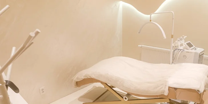 Lash lifting řasy přirozeně natočí, pozvedne a také opticky prodlouží. 