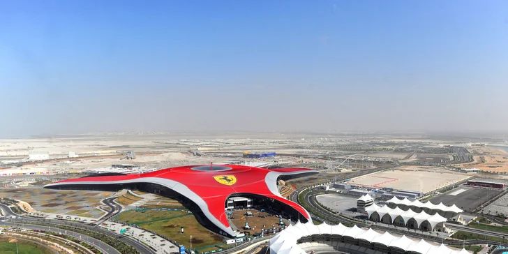 Fanoušci adrenalinu by neměli vynechat návštěvu zábavního parku Ferrari World. 