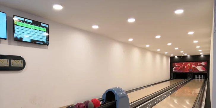 Kromě bowlingu si můžete zahrát i šipky nebo fotbálek.