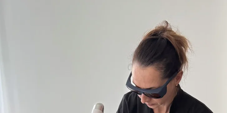 Díky tradičním destičkám gua-sha masáž podpoří prokrvení, rozjasnění pleti a hlubokou relaxaci. 