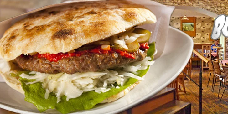 Dva balkánské hovězí burgery v restauraci Boka