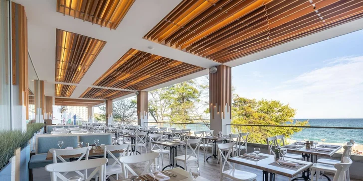 Kromě bohatých bufetů v hlavní restauraci s terasou na vás čekají pozdní snídaně, lehké odpolední občerstvení i noční snack. 