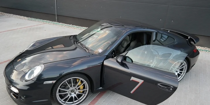 Dravá jízda v supersportech nebo driftování