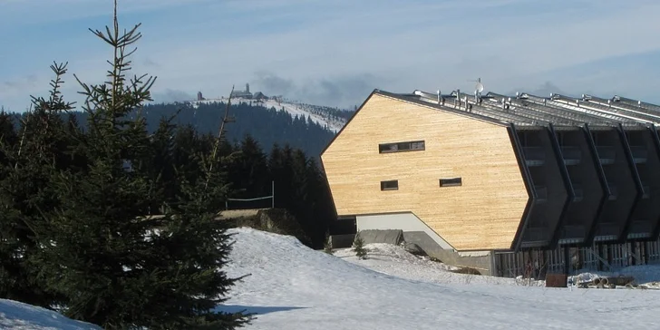 Last minute jarní lyžování s relaxem v bazénu ve Skiareálu Klínovec až pro 6 osob