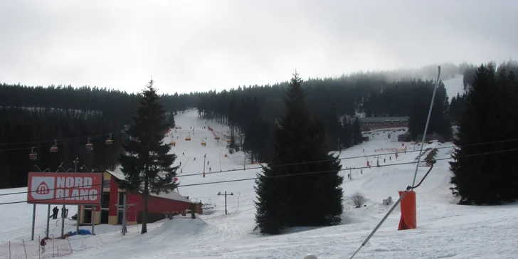 Last minute jarní lyžování s relaxem v bazénu ve Skiareálu Klínovec až pro 6 osob