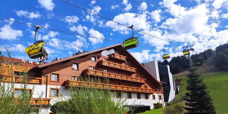 Hotel je postaven přímo na svahu.