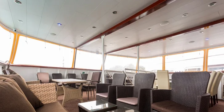 K dispozici je vám také klimatizovaný salon s barem a sluneční terasa na horní palubě.