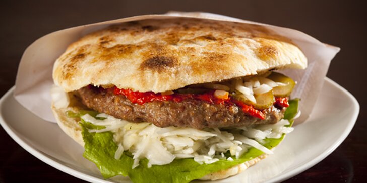 Dva balkánské hovězí burgery v restauraci Boka