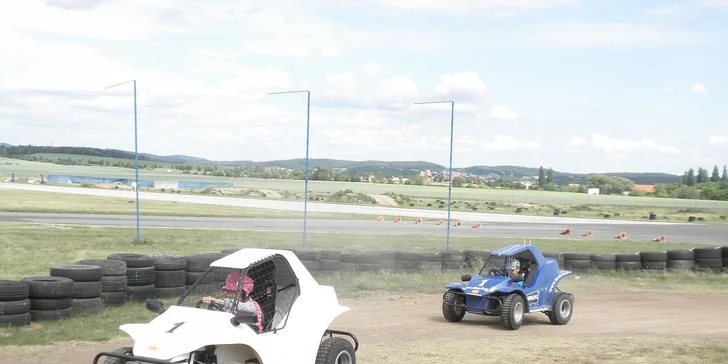 Dětské závodní Buggy pro děti od 5 do 15 let na terénní trati.