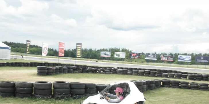 Dětské závodní Buggy pro děti od 5 do 15 let na terénní trati.