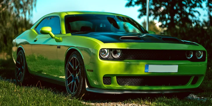 A to konkrétně Dodge Challenger 5.7 hemi, který kombinuje sílu s dávkou stylu a luxusu. 