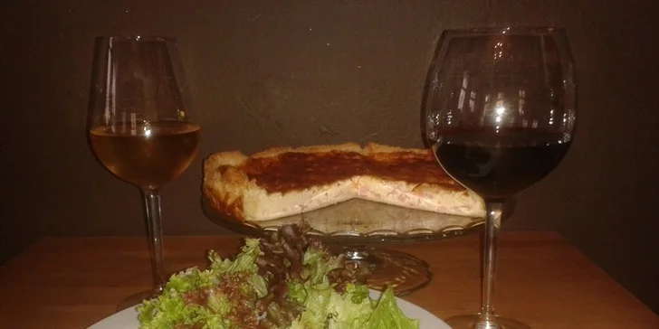 Quiche Lorraine pro dvě osoby a sklenička vína