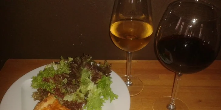 Quiche Lorraine pro dvě osoby a sklenička vína
