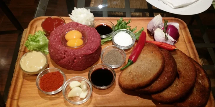 500g tataráku z pravé svíčkové a neomezené množství topinek