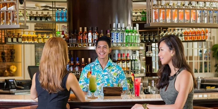  Součástí hotelu je bazén s regulovanou teplotou, dětský bazén se skluzavkou, spa centrum a bar, ve kterém se pořádají večerní programy.