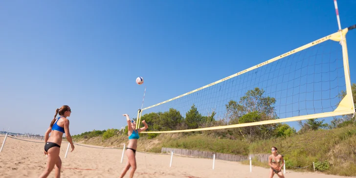 Vyzkoušet si tu můžete řadu vodních i plážových sportů.