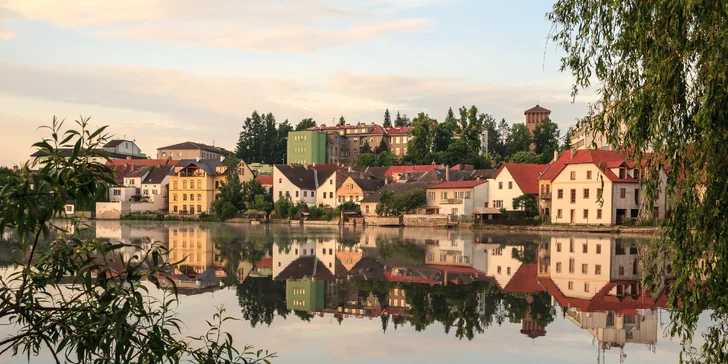 Určitě se vydejte na výlet do Jindřichova Hradce. Projděte se kolem Vajgaru, navštivte muzeum a hrad a zámek.