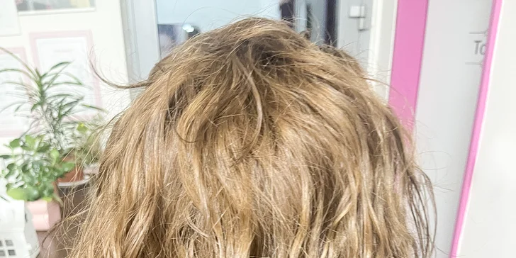 Varianta foukaná a styling zahrnuje také jemnou masáž hlavy a šíje. 