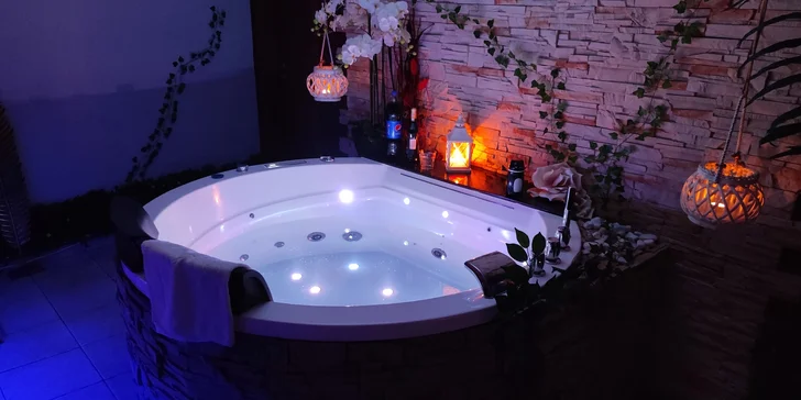 Čeká na vás kruhová vířívá vana s vodopádem, infrasauna, relaxační zóna s postelí a houpačkou s výhledem na plátno s úhlopříčkou 3,5 metrů i kvalitní projektor.