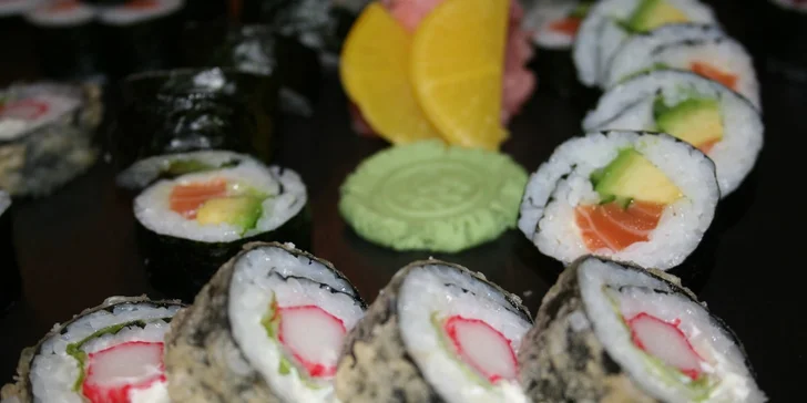 Bohaté sushi menu pro 2 osoby v Aichi Sushi