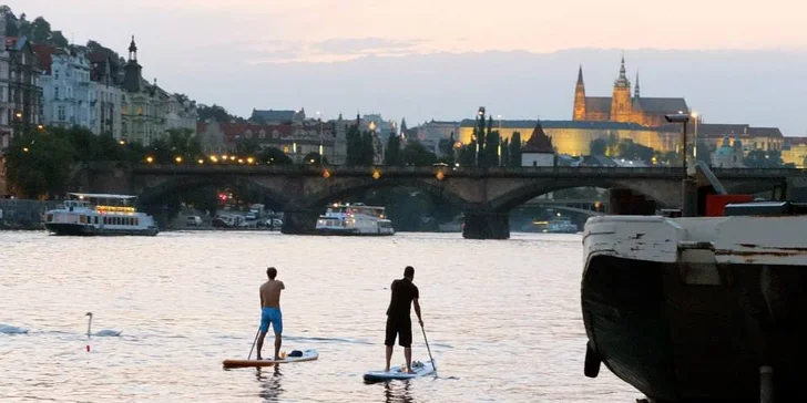 Hodinové jízdy na paddleboardu v centru Prahy