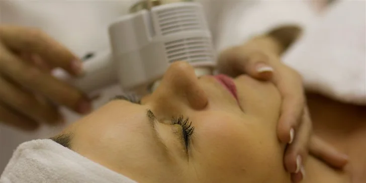 3D facelifting bez skalpelu - vypnutí obličeje, modelace podbradku s aplikací výtažku z lidských kmenových buněk