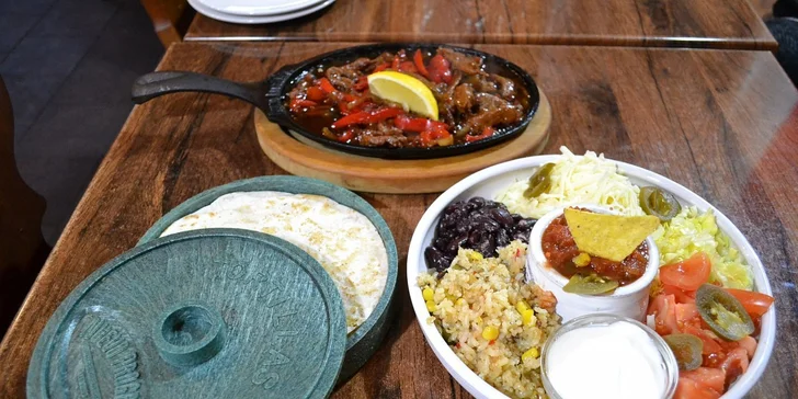 Bohatá porce fajitas se vším všudy až pro 4 osoby