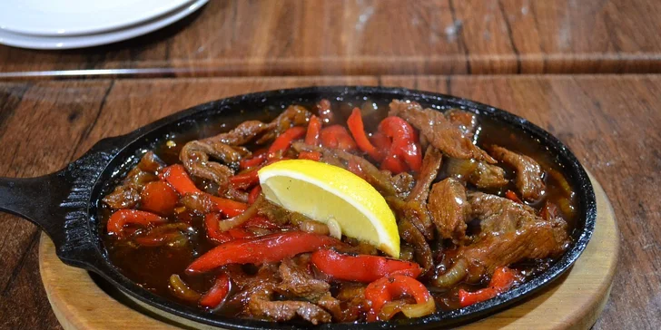 Bohatá porce fajitas se vším všudy až pro 4 osoby