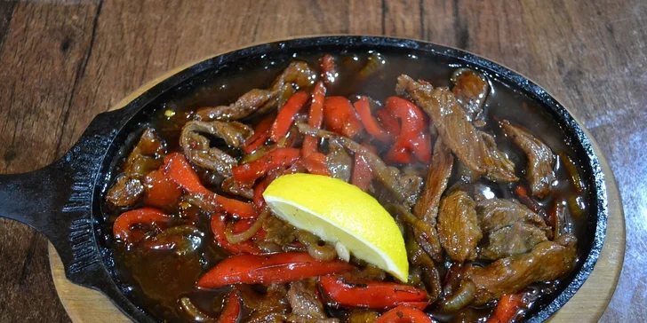 Bohatá porce fajitas se vším všudy až pro 4 osoby