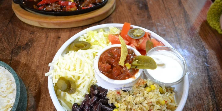 Bohatá porce fajitas se vším všudy až pro 4 osoby