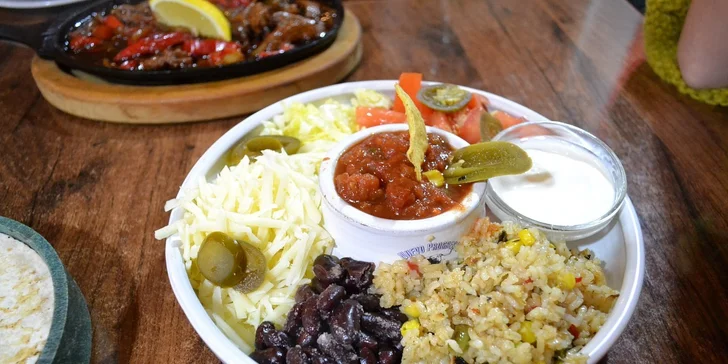 Bohatá porce fajitas se vším všudy až pro 4 osoby