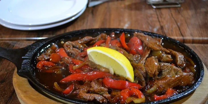Bohatá porce fajitas se vším všudy až pro 4 osoby