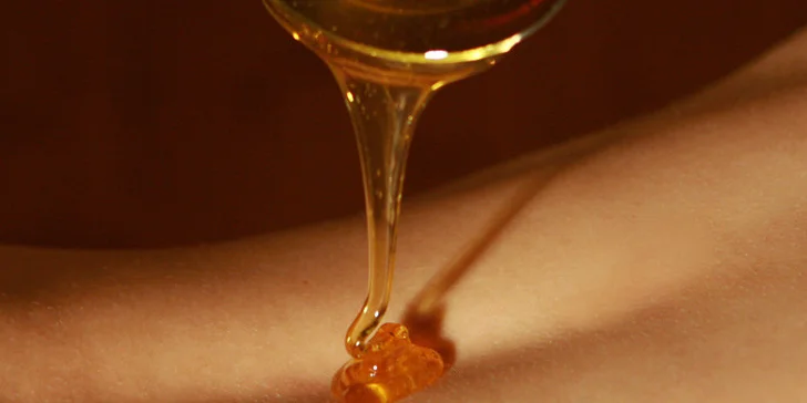 Medová detoxikační masáž se zábalem v délce 60 minut
