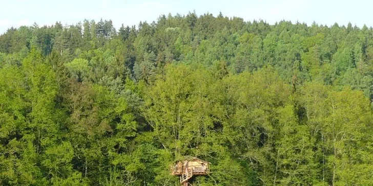 Netradiční noc v domku v korunách stromů až pro 3 osoby