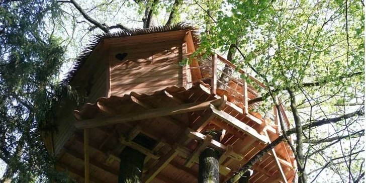 Netradiční noc v domku v korunách stromů až pro 3 osoby